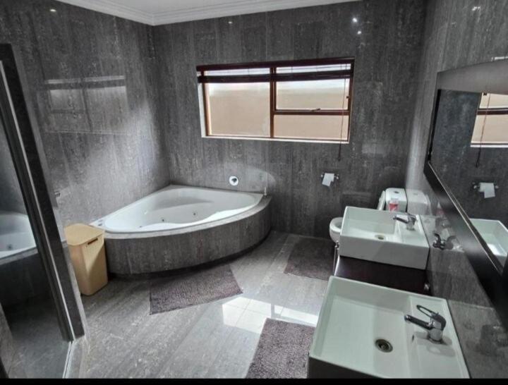 Pecanwood Estate Dream Views 4 Bedroom Villa With Pool Hartbeespoort Exterior photo